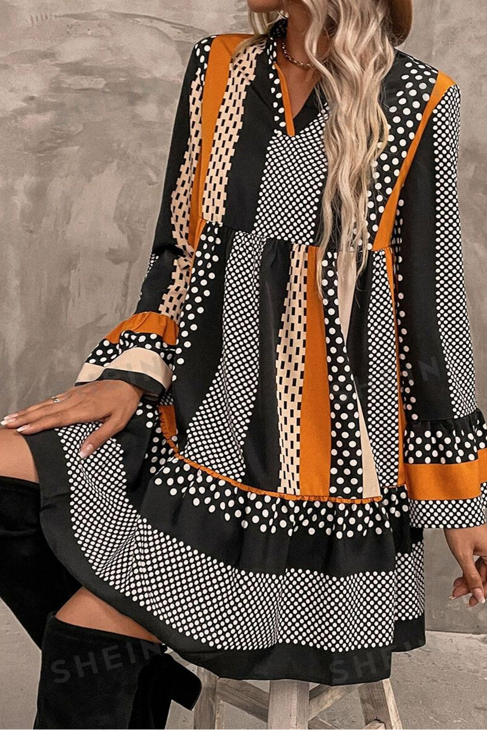 Minivestido con cuello en V y dobladillo