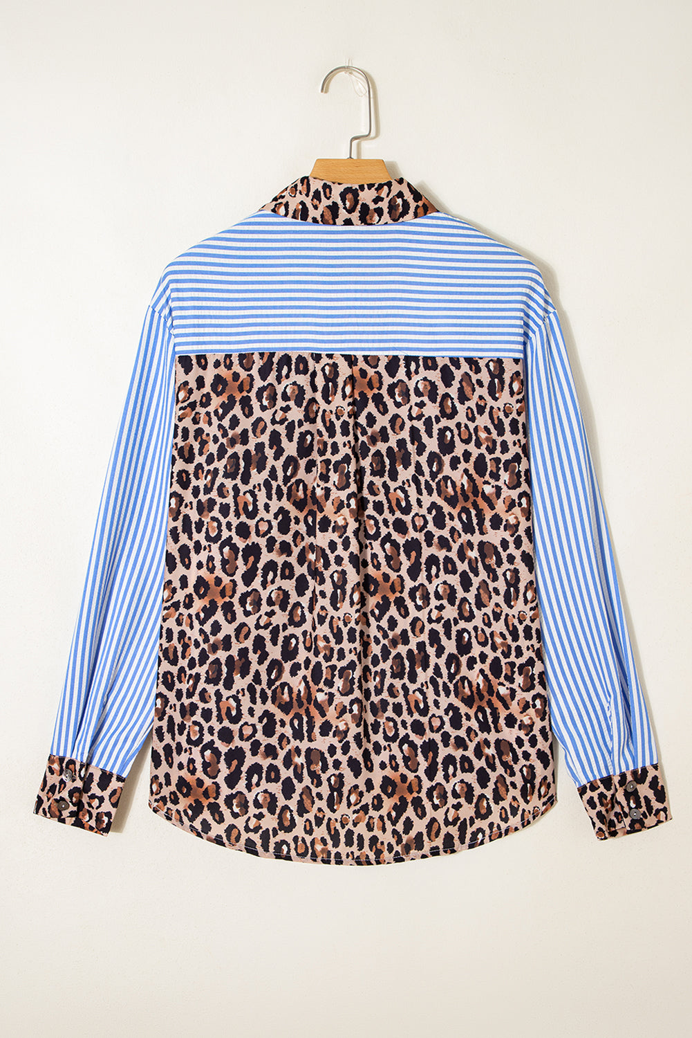 Botón de mosaico de leopardo a rayas azul cielo camisa para mujeres