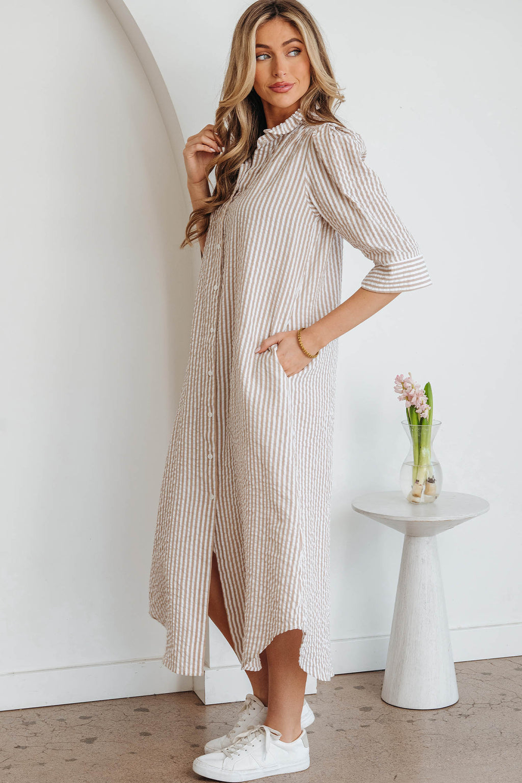 Vestido largo camisa de media manga con cuello con volantes a rayas caqui