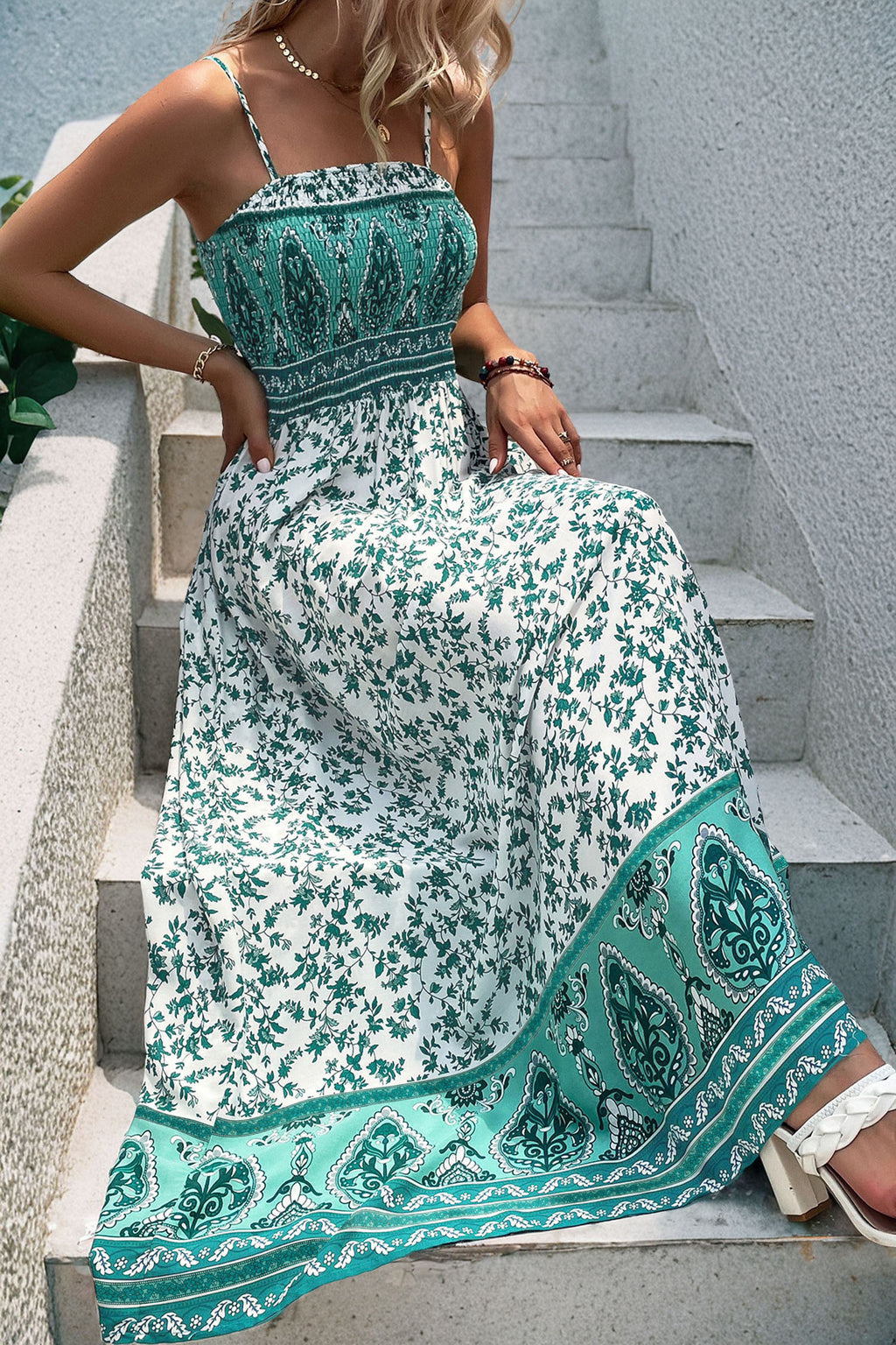 Vestido largo de tirantes fruncido con estampado floral bohemio verde