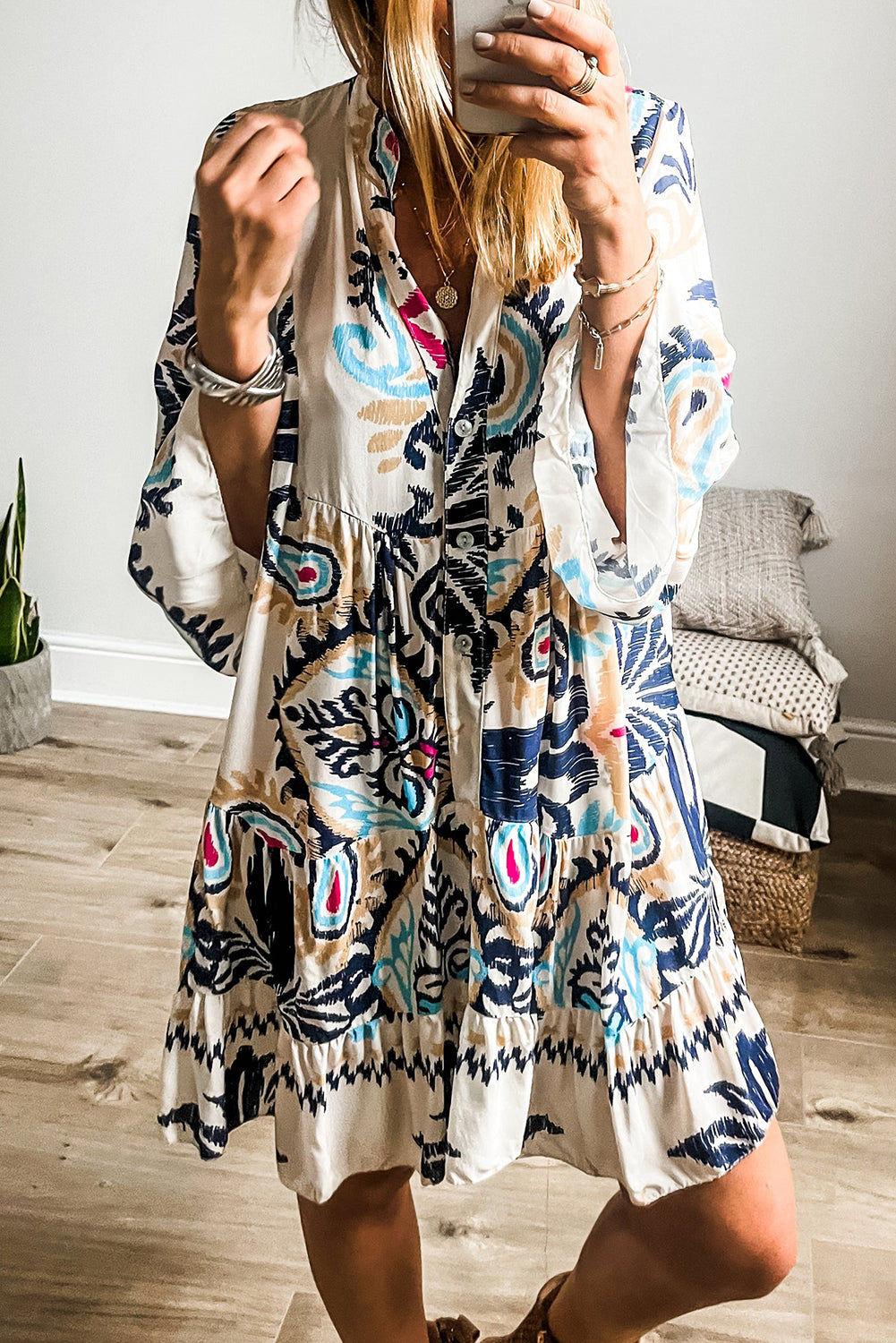 Minivestido con botones y manga de pulsera tribal