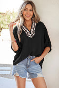 Blusa con cuello en V y ribete de patchwork