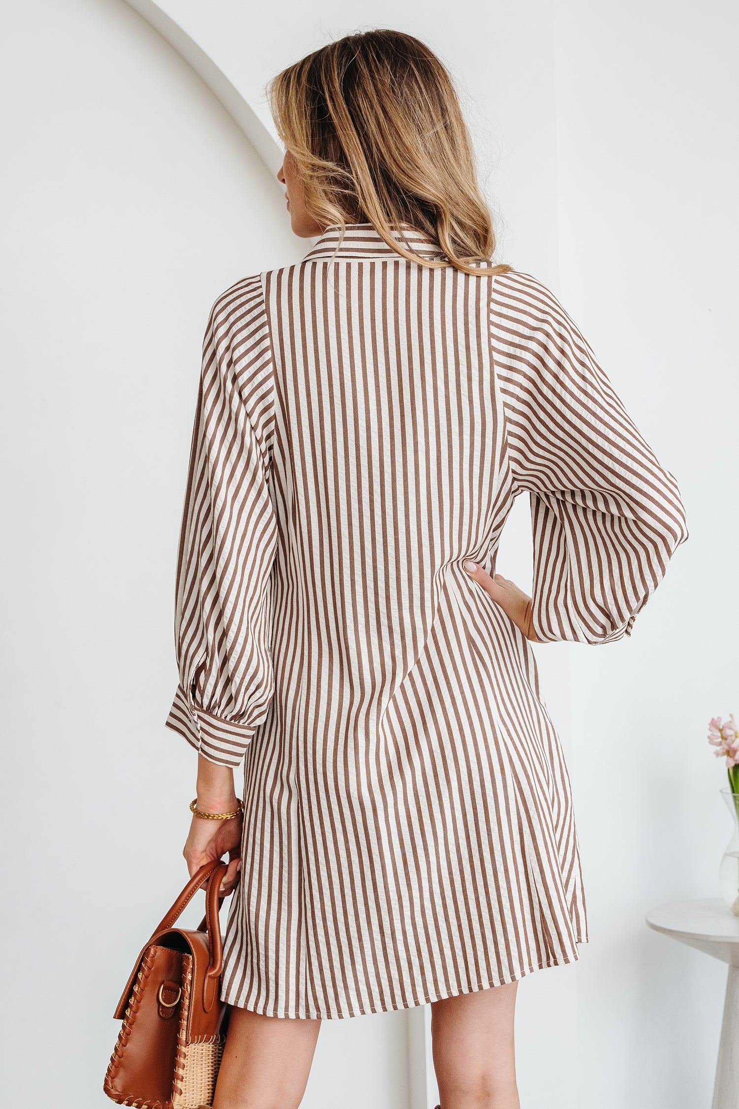 Mini vestido camisero con botones y mangas abullonadas