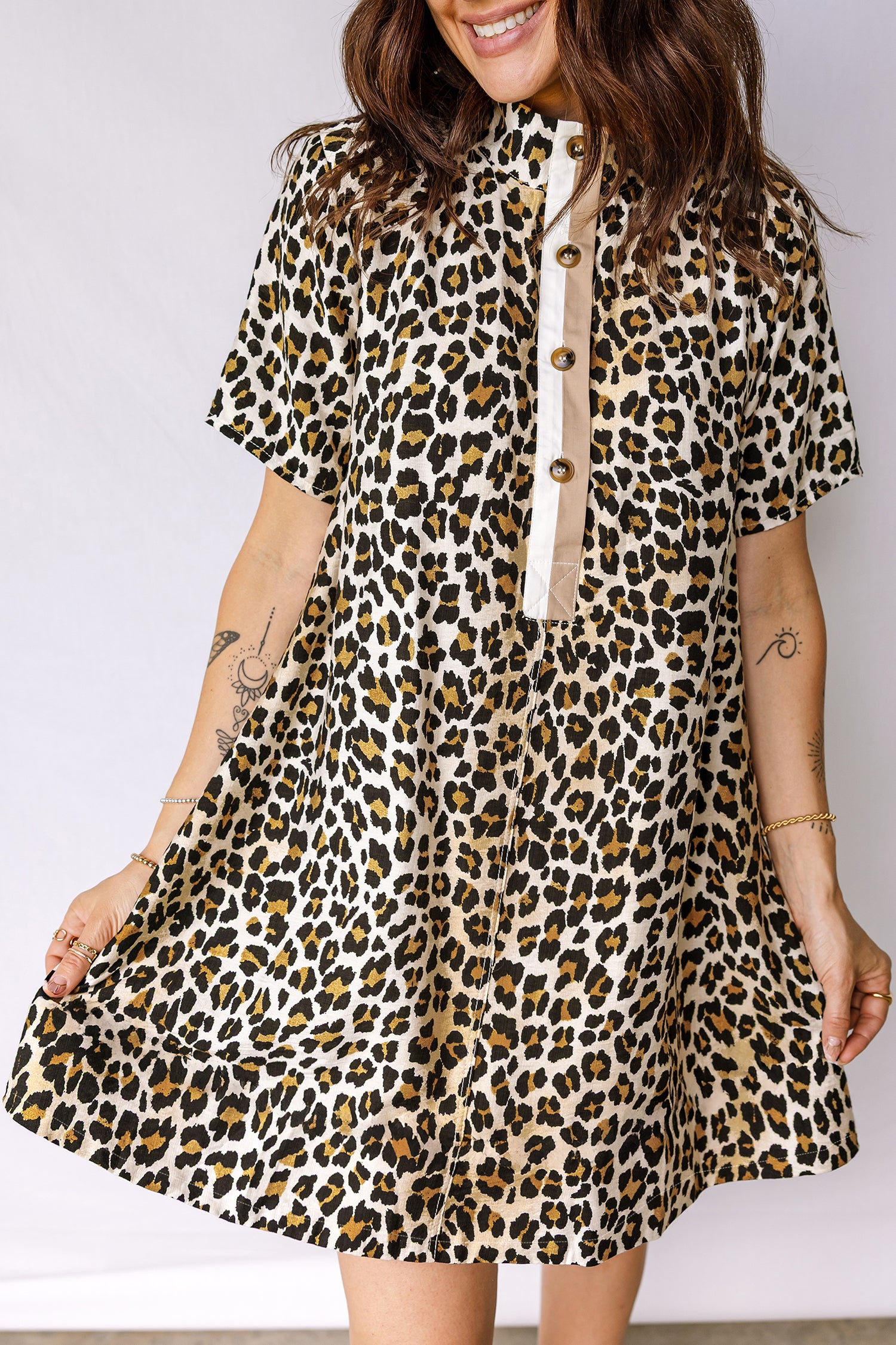 Minivestido de leopardo suelto de manga corta