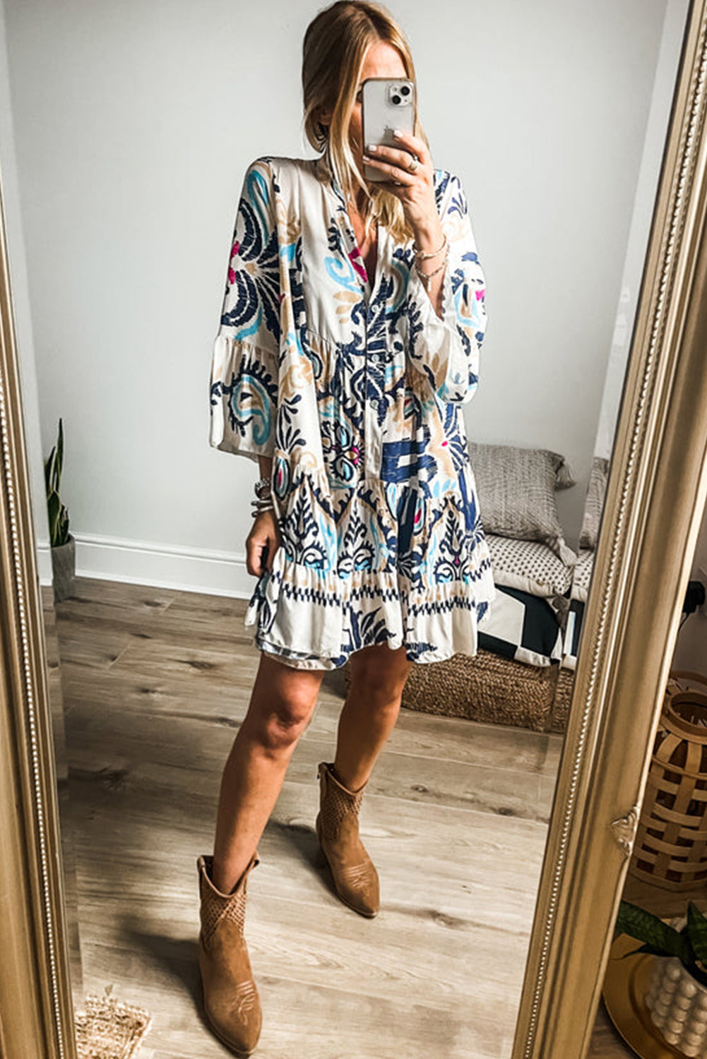 Minivestido con botones y manga de pulsera tribal