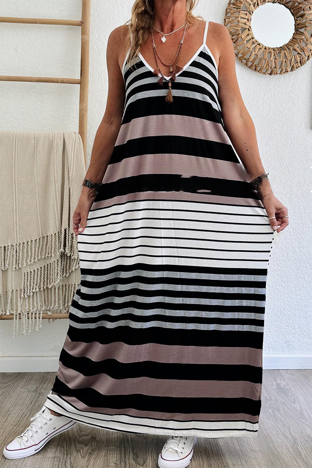 Vestido largo con cuello en V y tirantes