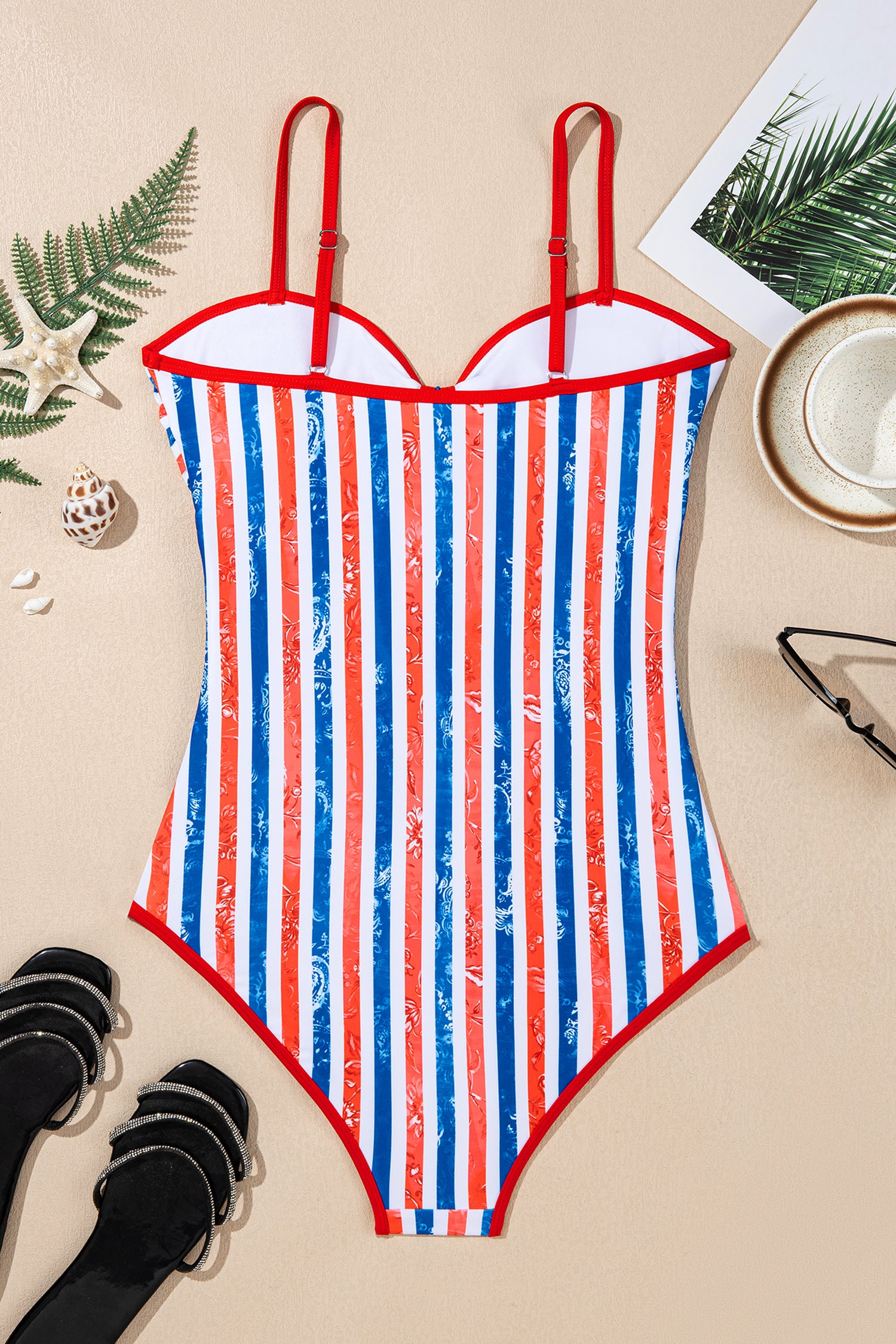 Traje de baño de una pieza con tirantes finos y estampado floral