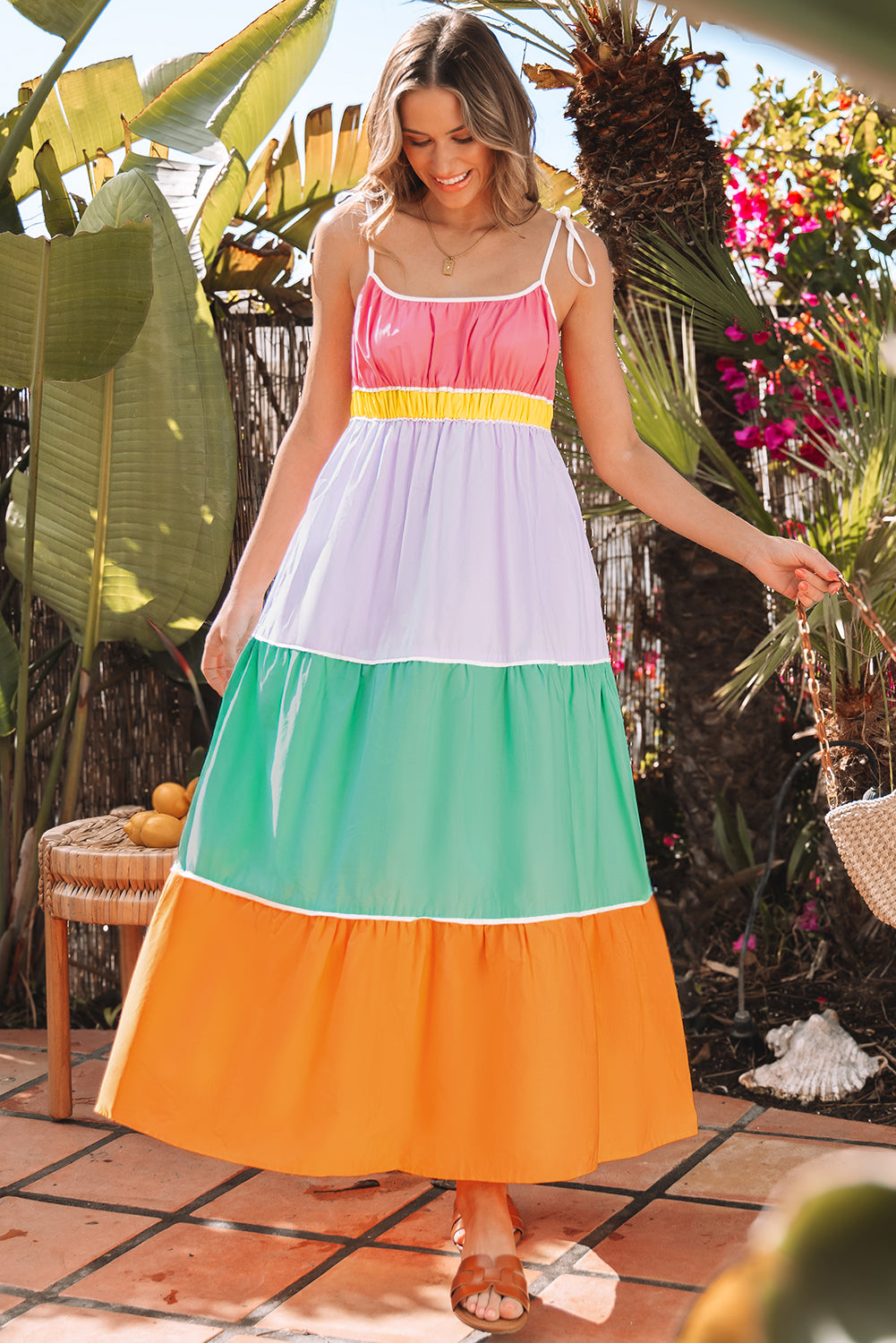Vestido largo fluido de cintura alta con tirantes anudados