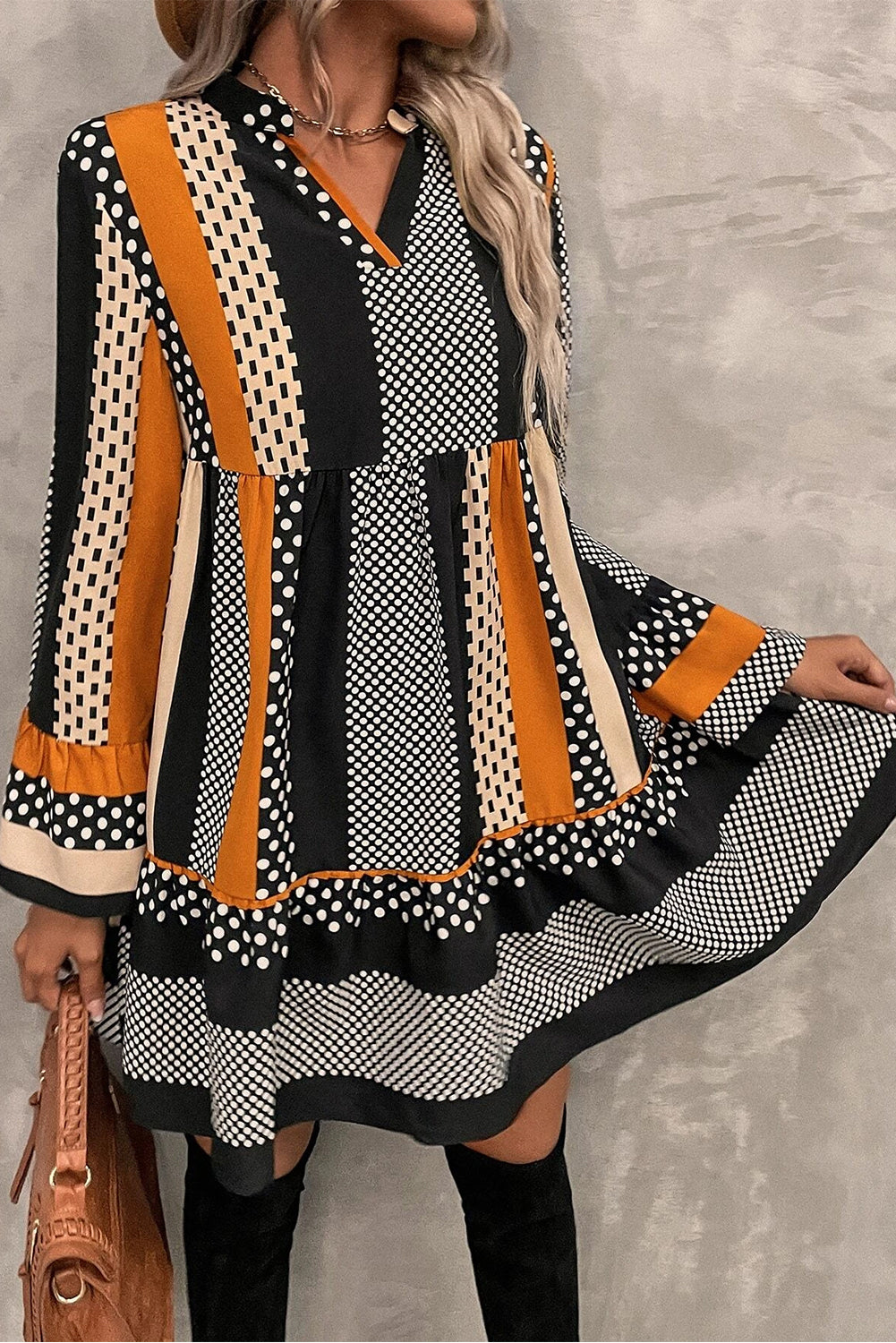 Minivestido con cuello en V y dobladillo
