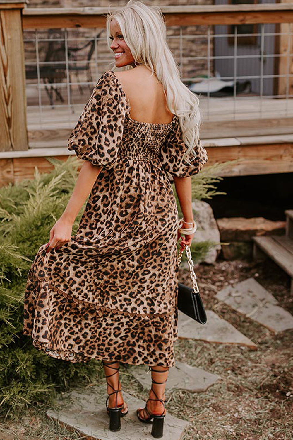 Vestido largo con estampado de leopardo y manga de burbuja con cuello cuadrado marrón