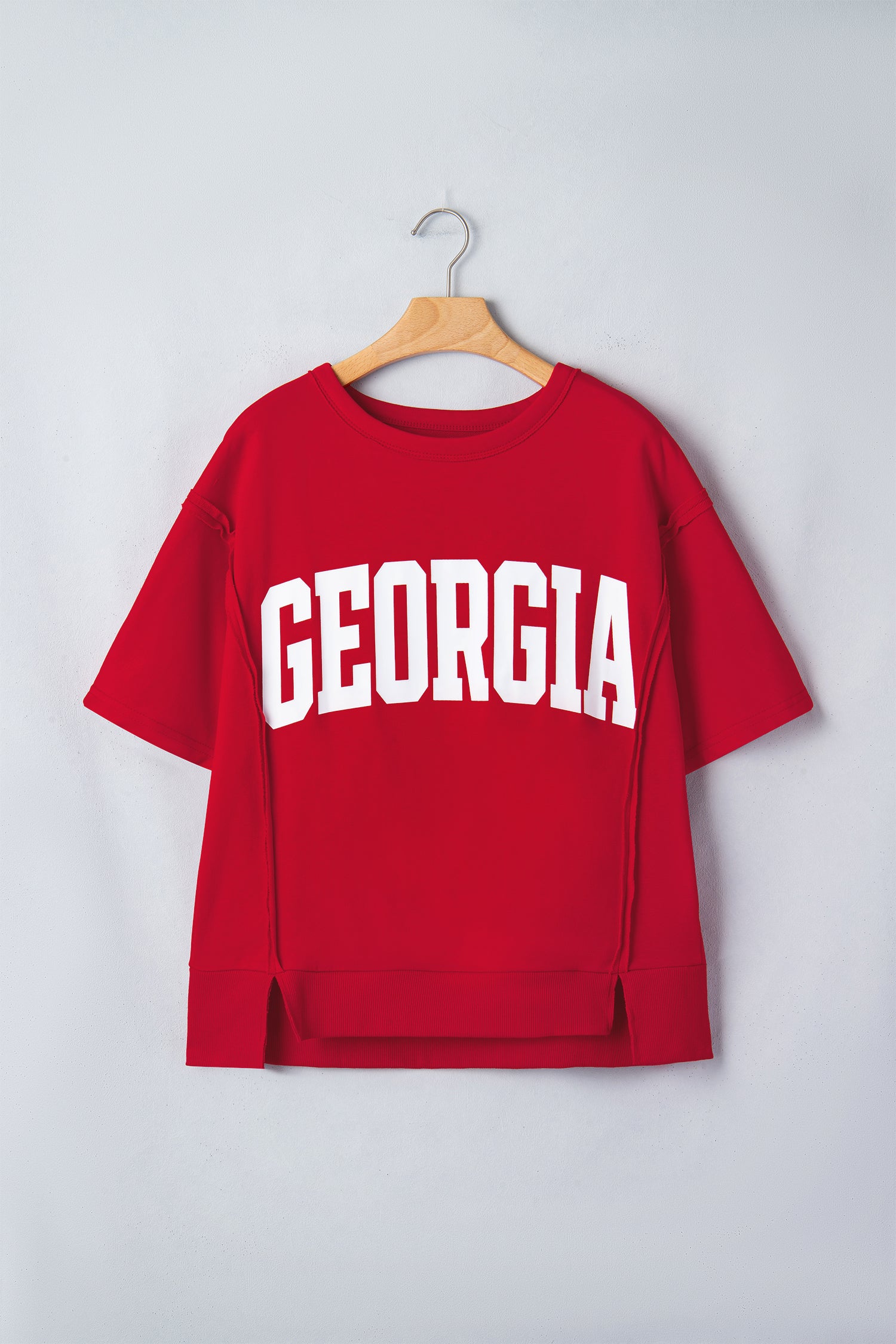 Camiseta holgada con hombros caídos y costura cruda