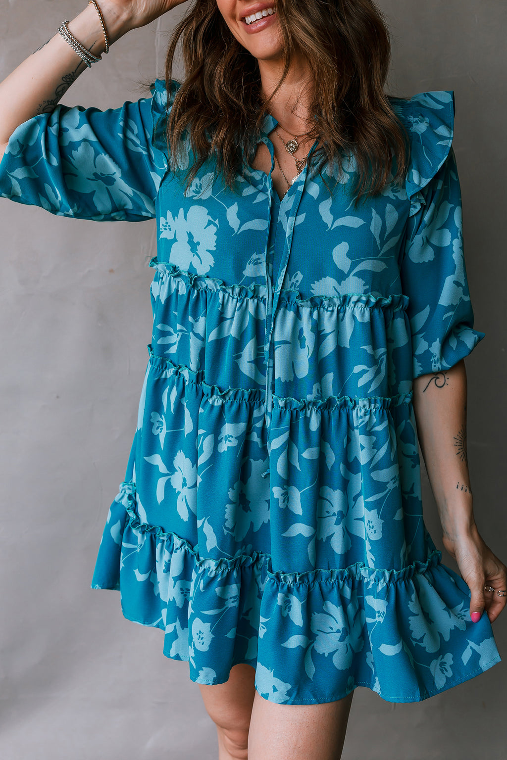 Minivestido con volantes y media manga con flores azules