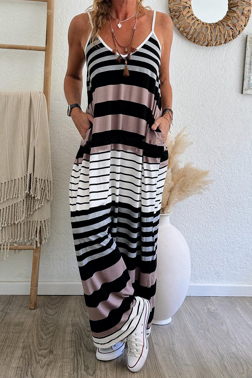 Vestido largo con cuello en V y tirantes