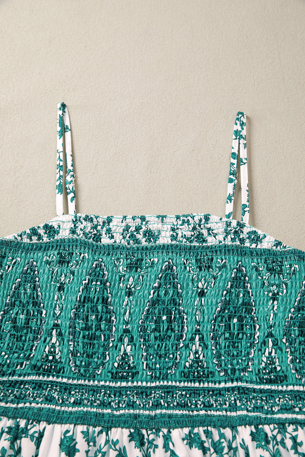 Vestido largo de tirantes fruncido con estampado floral bohemio verde