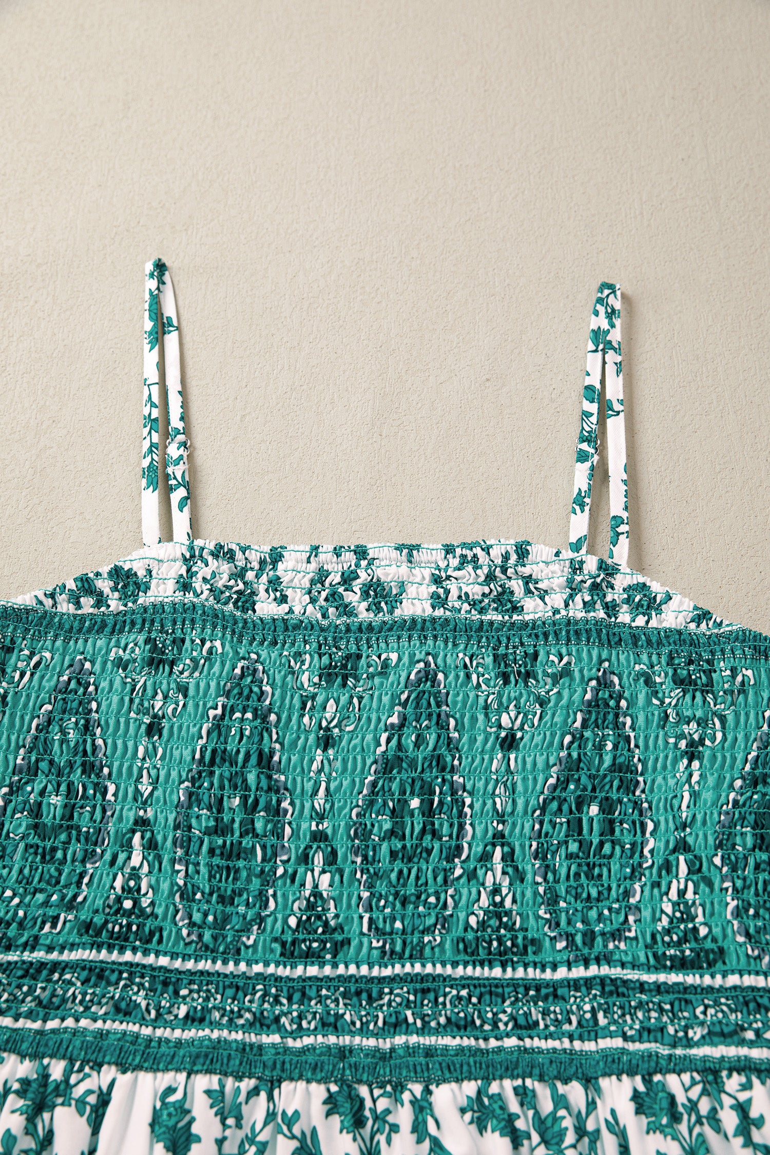 Vestido largo de tirantes fruncido con estampado floral bohemio verde