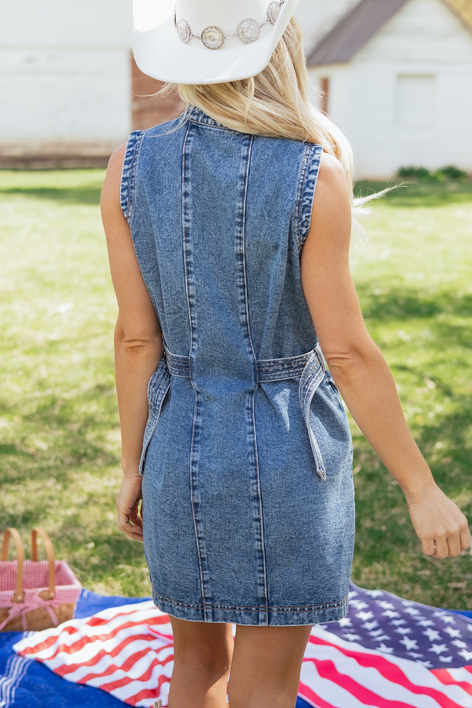 Vestido corto de mezclilla sin mangas con botones
