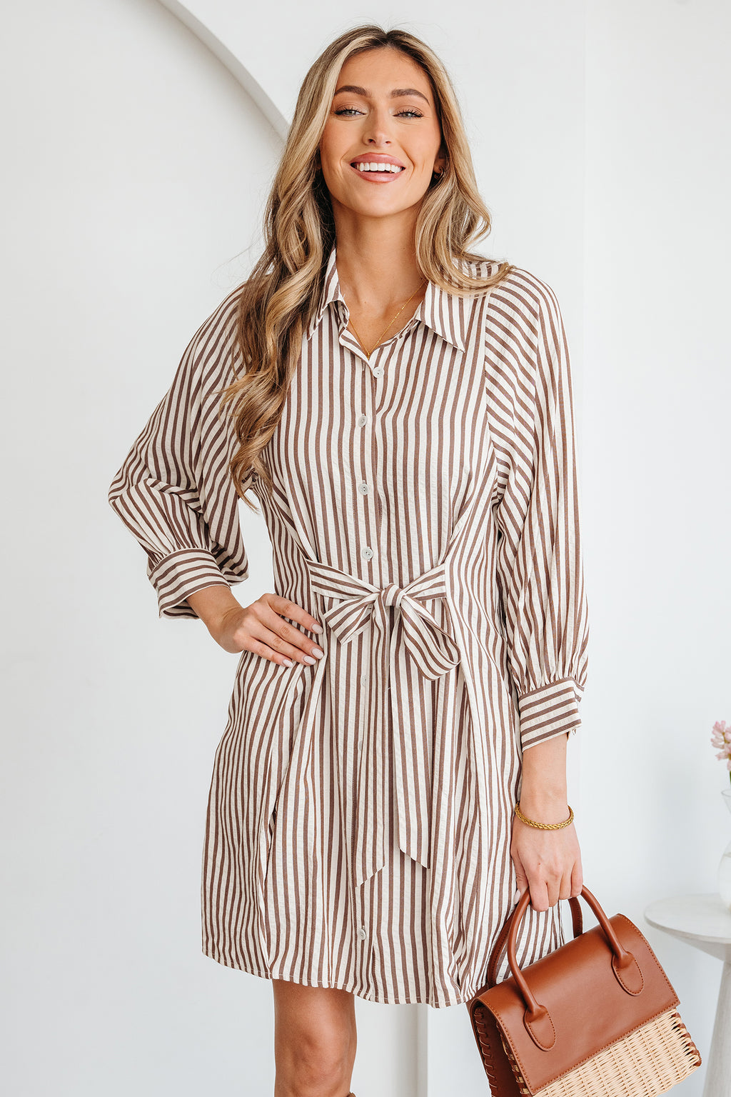 Mini vestido camisero con botones y mangas abullonadas