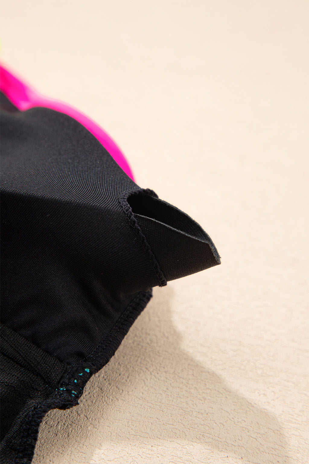 Conjunto de tankini sin espalda entrecruzado con cuello en V