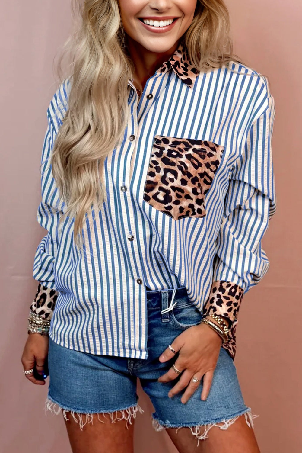 Botón de mosaico de leopardo a rayas azul cielo camisa para mujeres