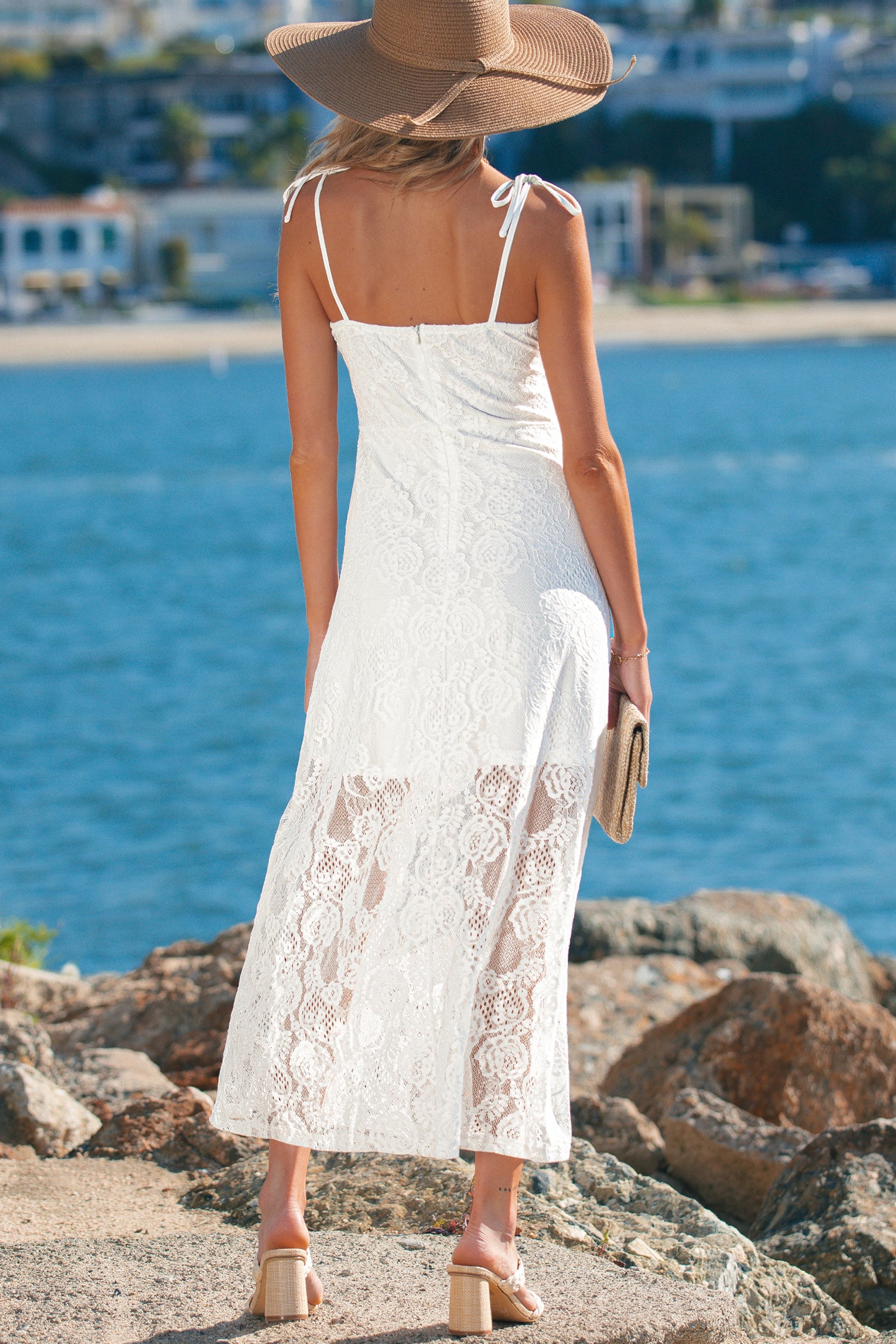 Vestido largo con superposición de encaje floral y tirantes finos con lazo blanco