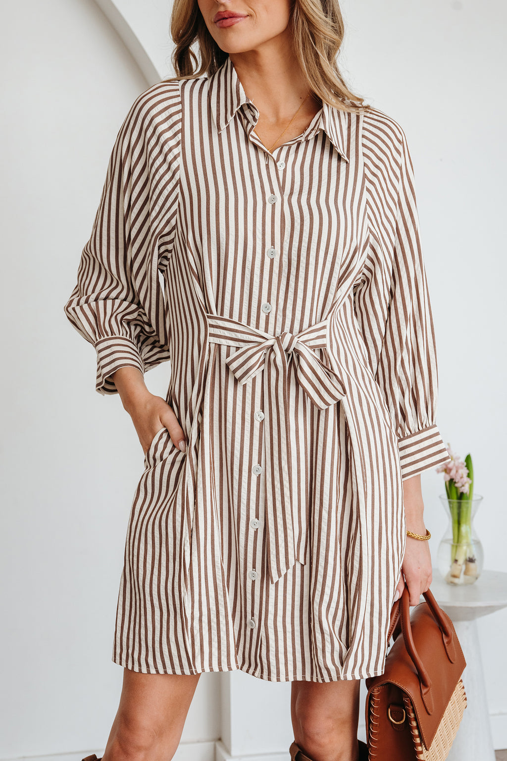 Mini vestido camisero con botones y mangas abullonadas