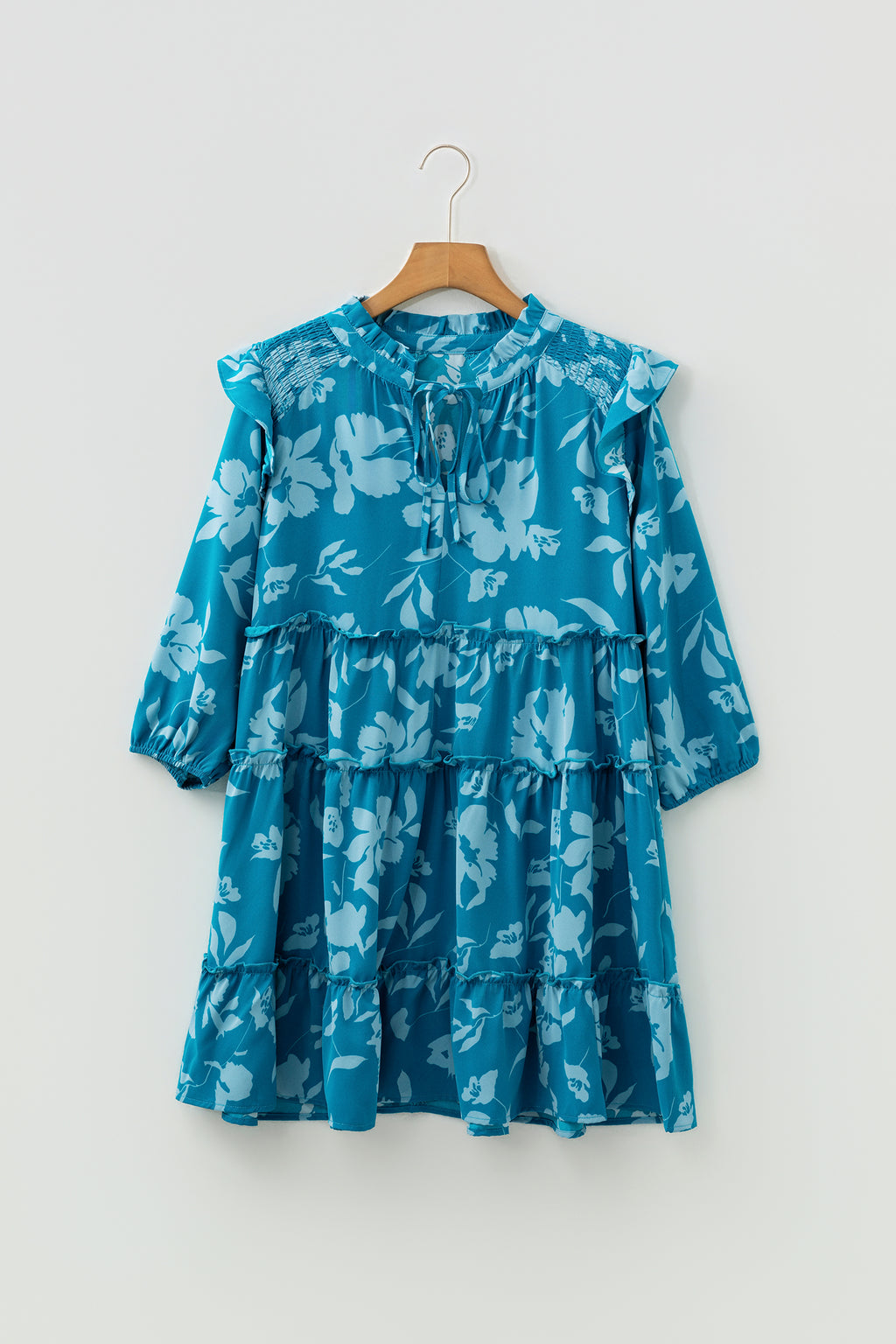Minivestido con volantes y media manga con flores azules