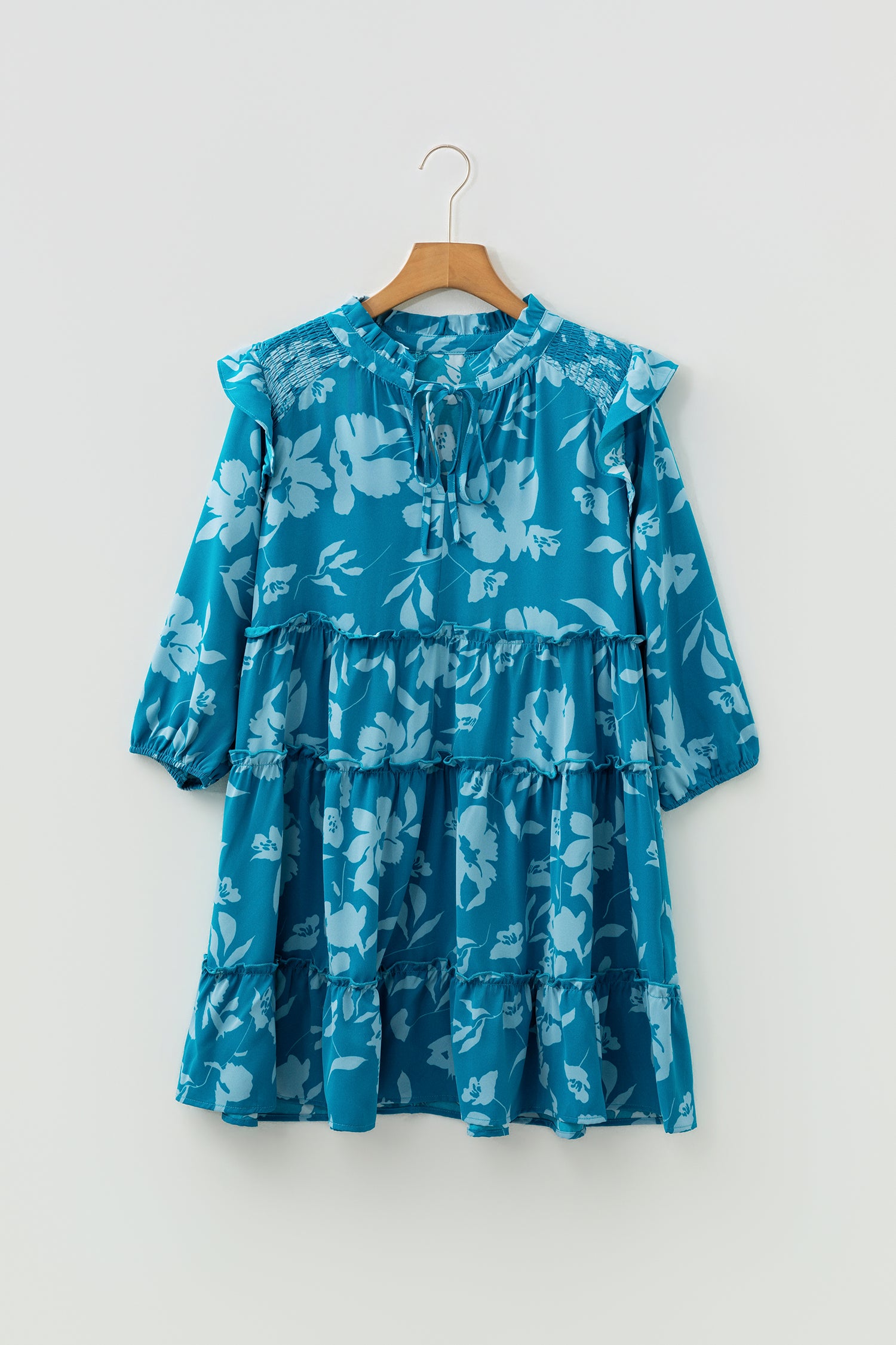 Minivestido con volantes y media manga con flores azules