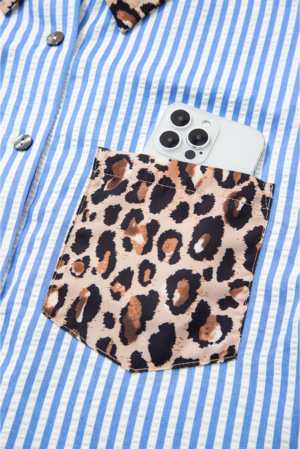 Botón de mosaico de leopardo a rayas azul cielo camisa para mujeres