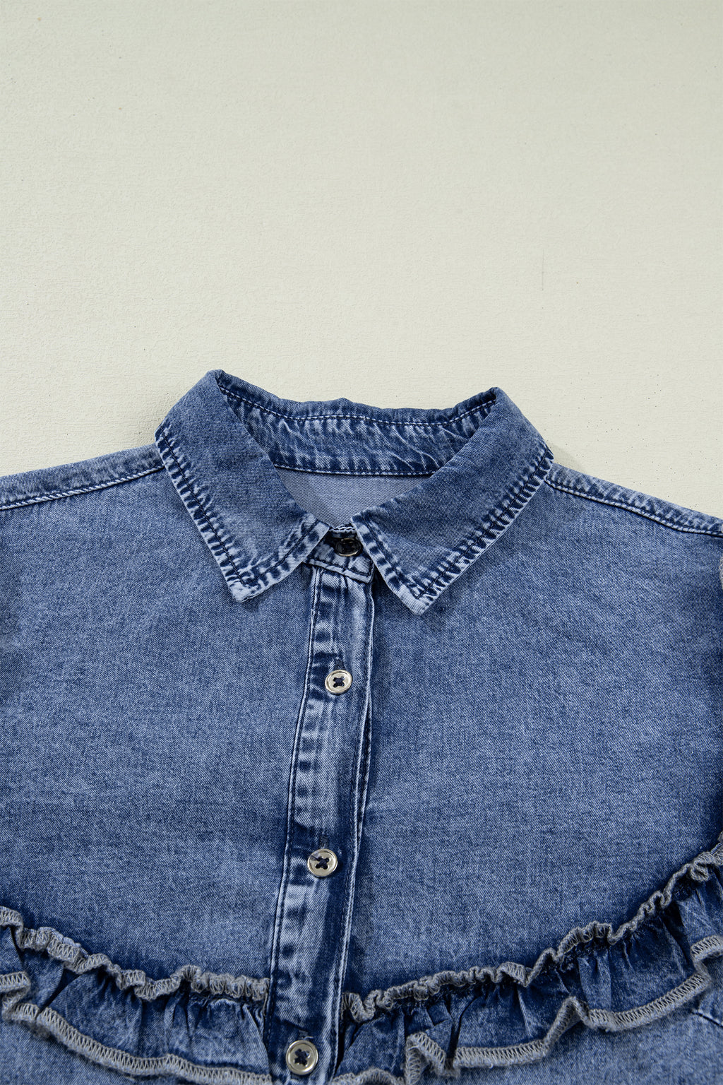 Camisa con botones y detalle de volantes