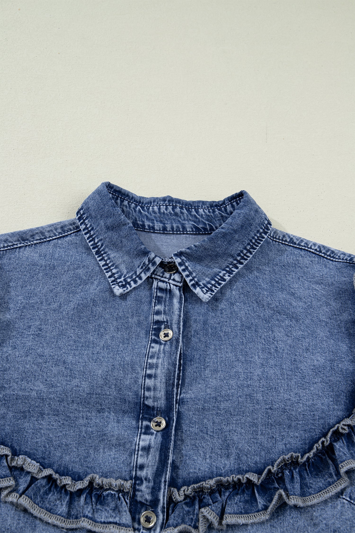 Camisa con botones y detalle de volantes