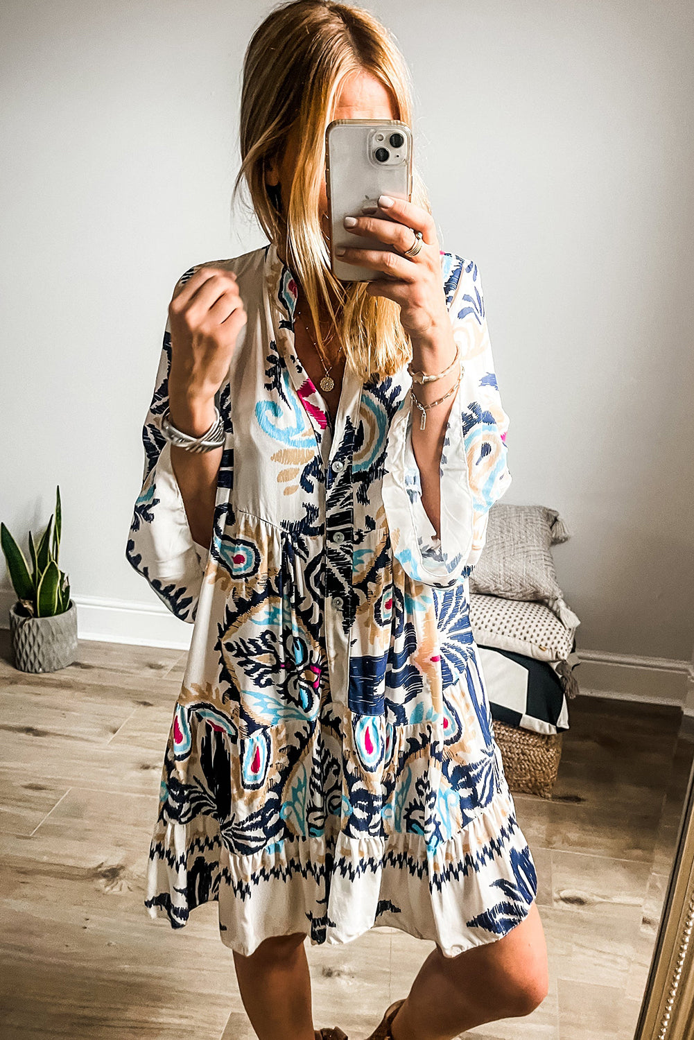 Minivestido con botones y manga de pulsera tribal