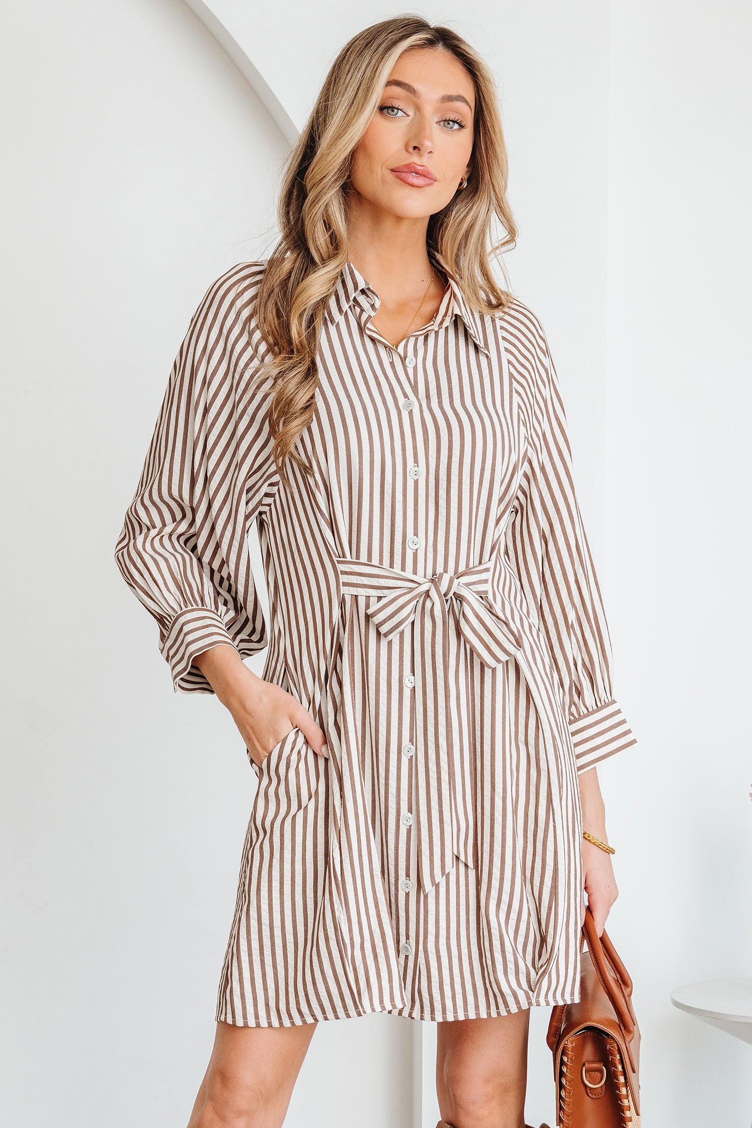 Mini vestido camisero con botones y mangas abullonadas