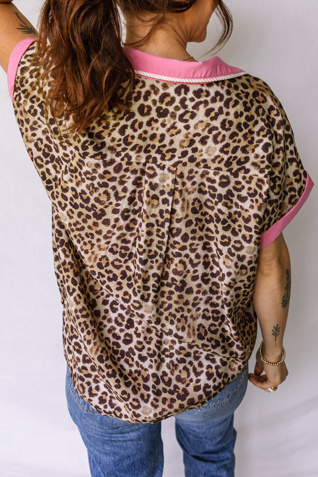 Camisa de manga corta con estampado animal
