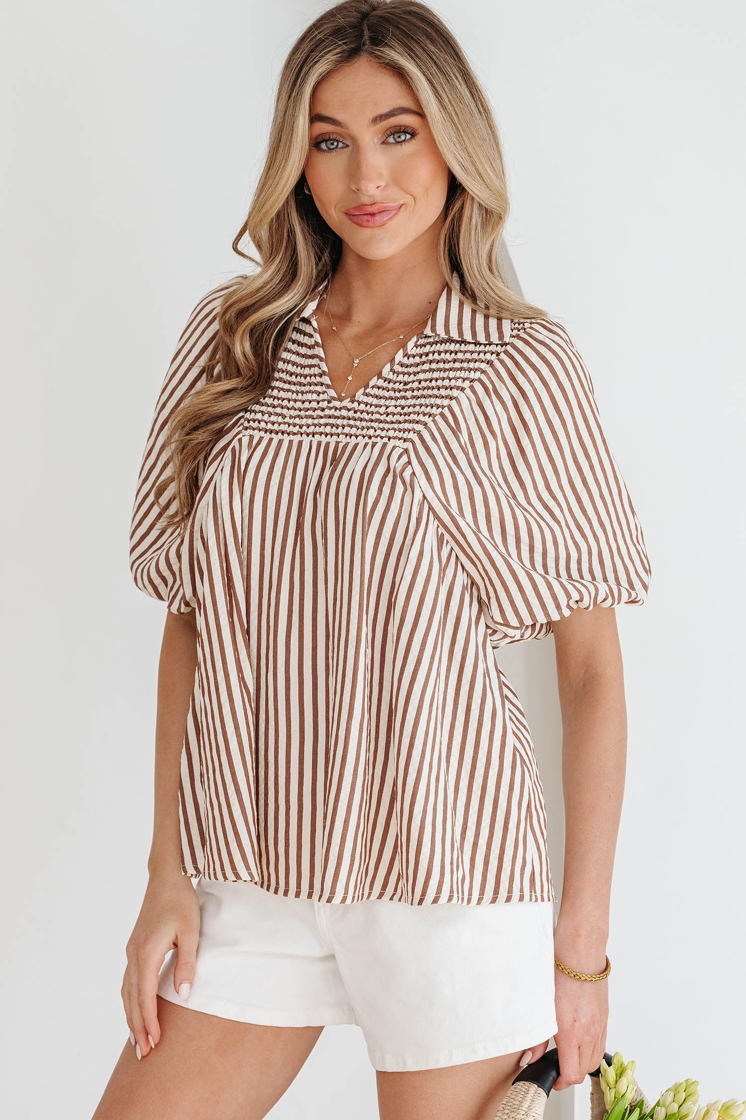 Blusa con cuello en V fruncido