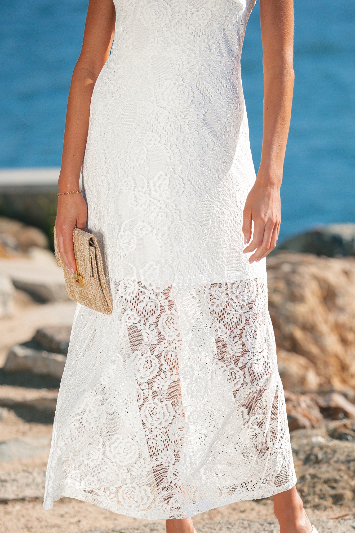 Vestido largo con superposición de encaje floral y tirantes finos con lazo blanco