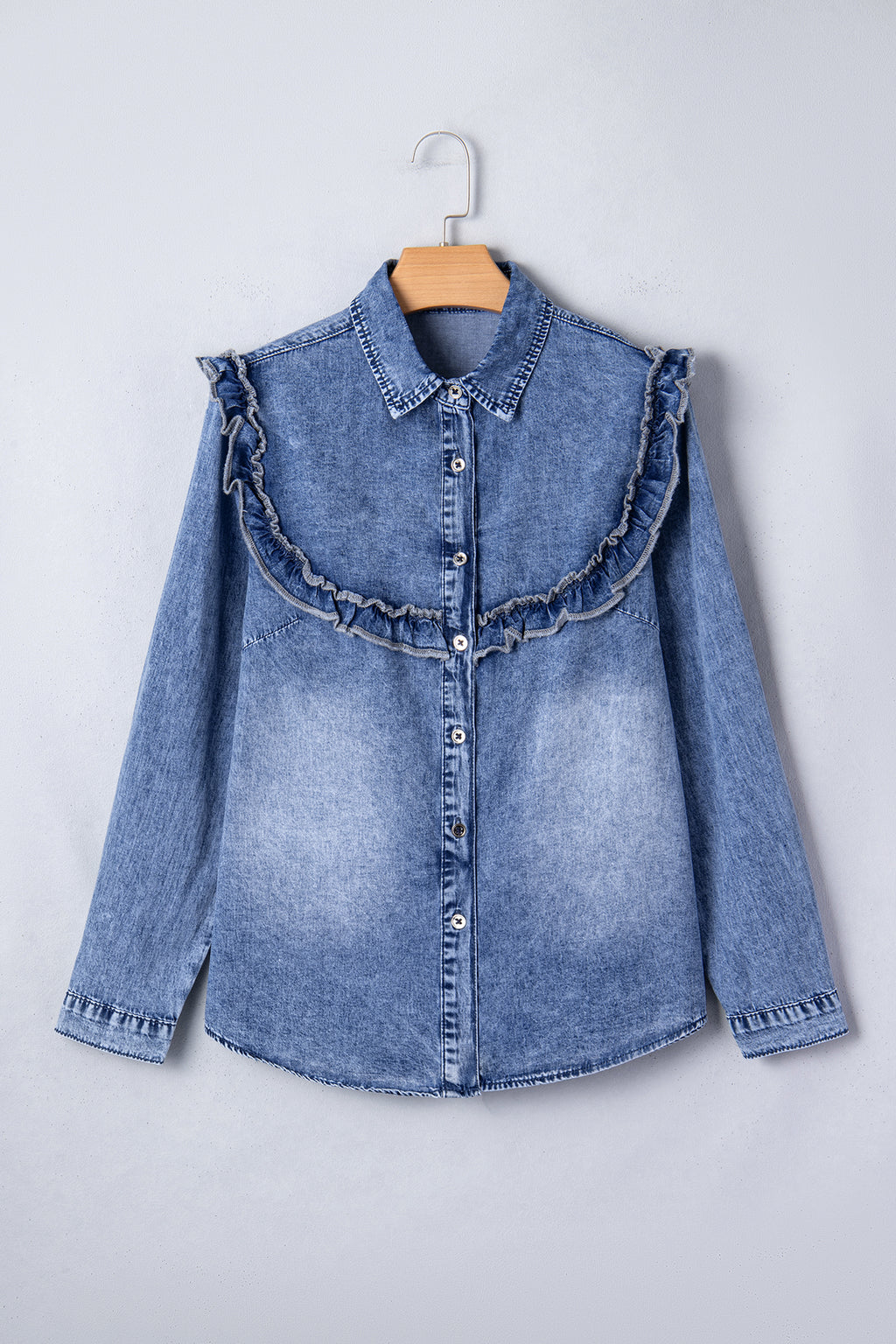 Camisa con botones y detalle de volantes