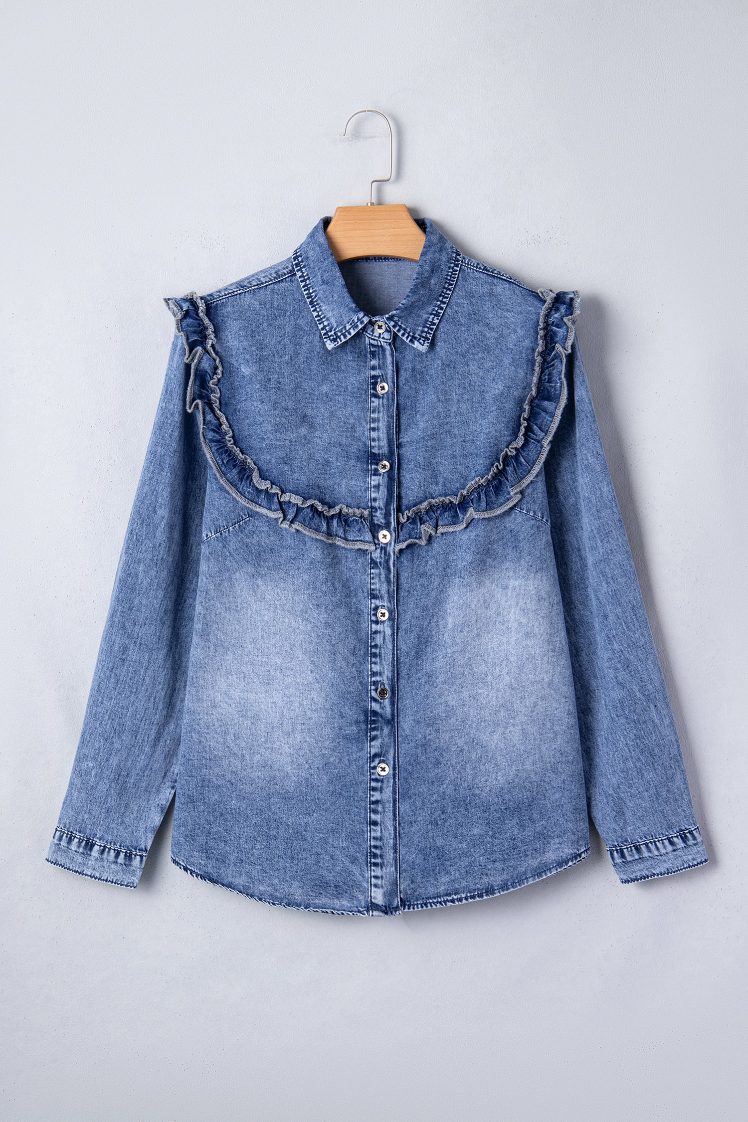 Camisa con botones y detalle de volantes