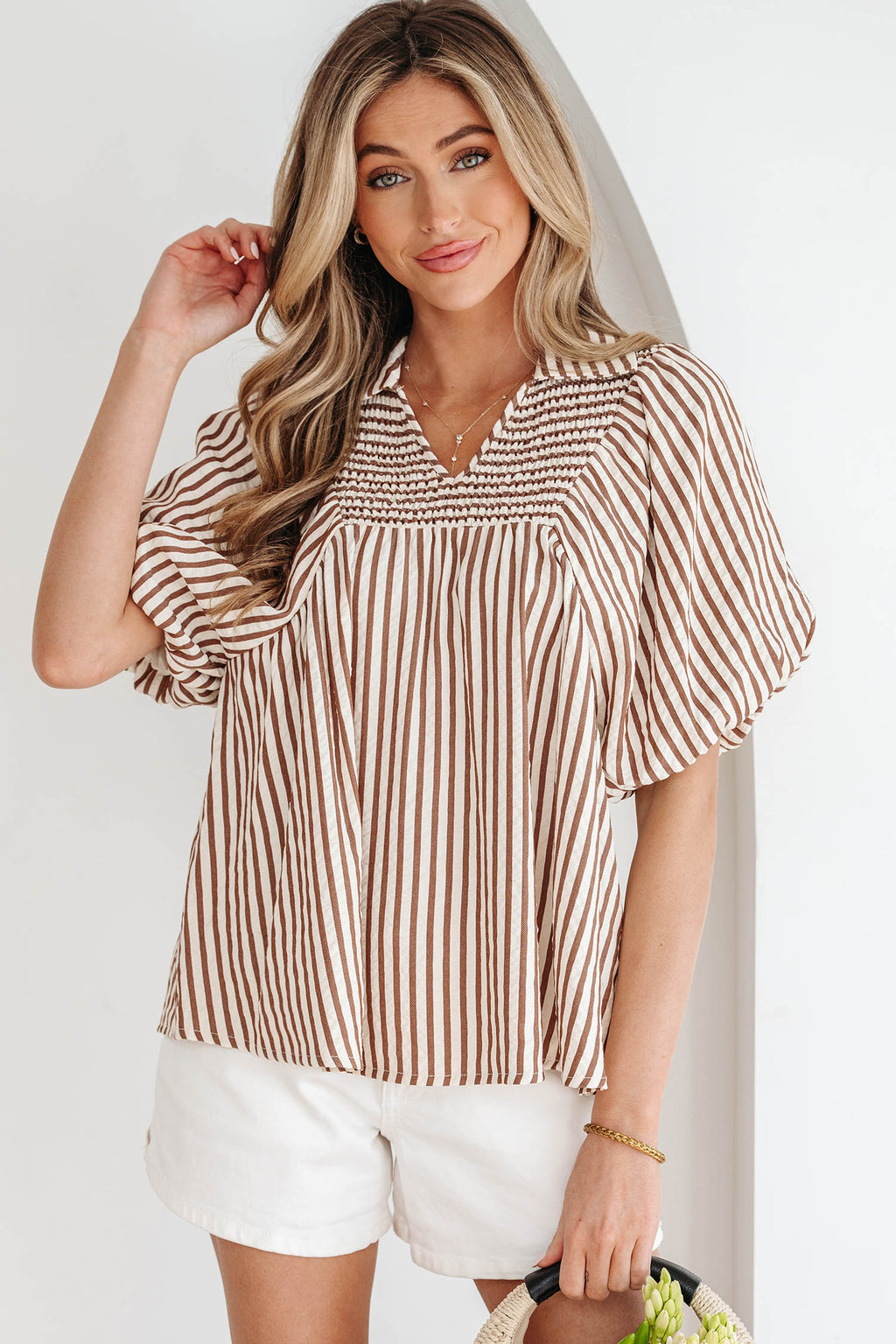 Blusa con cuello en V fruncido