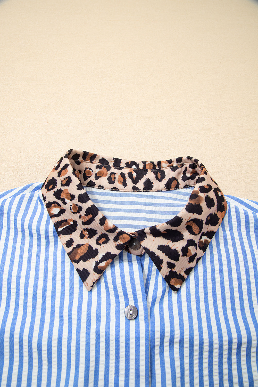 Botón de mosaico de leopardo a rayas azul cielo camisa para mujeres