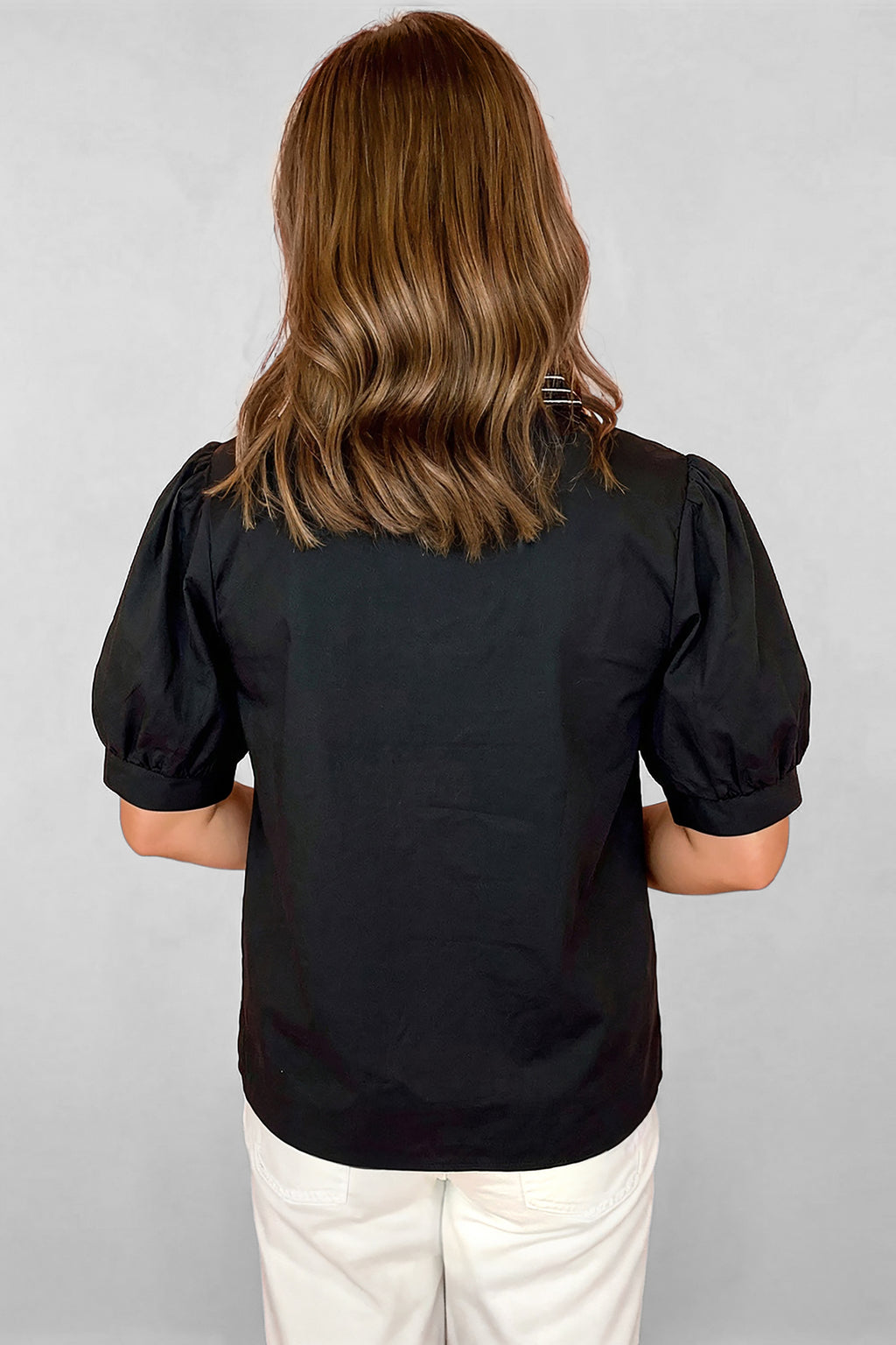 Blusa negra con cuello en V