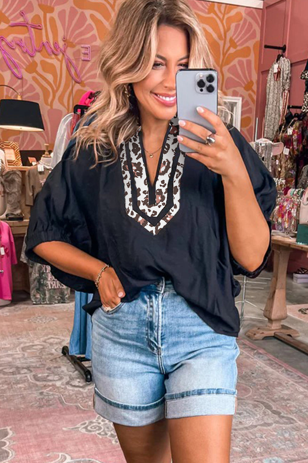 Blusa con cuello en V y ribete de patchwork