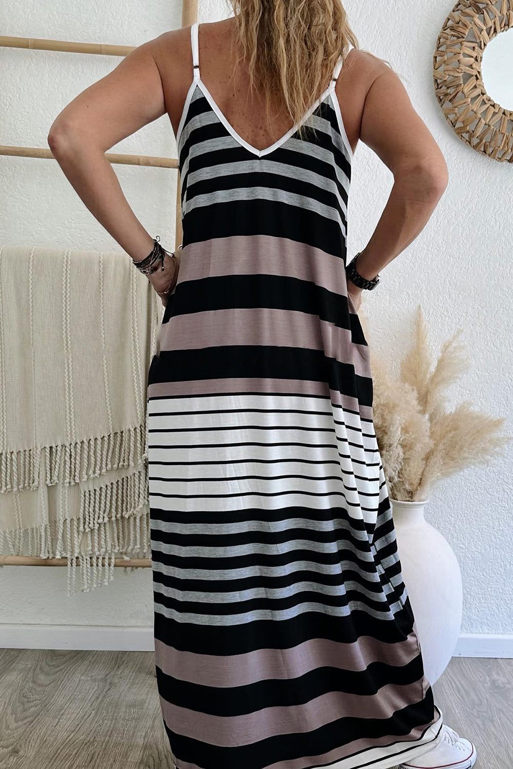 Vestido largo con cuello en V y tirantes