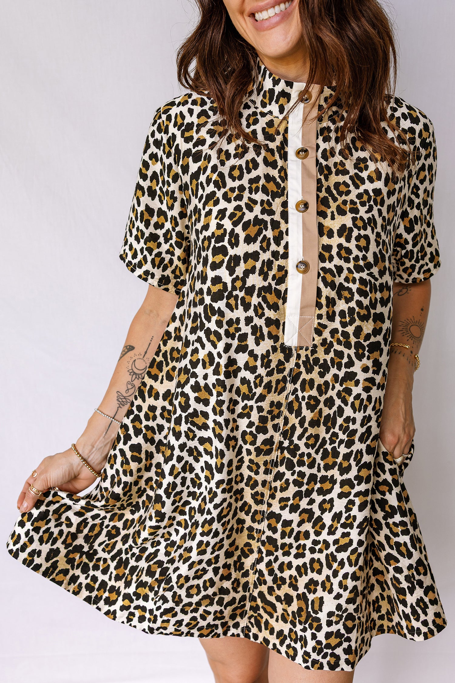 Minivestido de leopardo suelto de manga corta