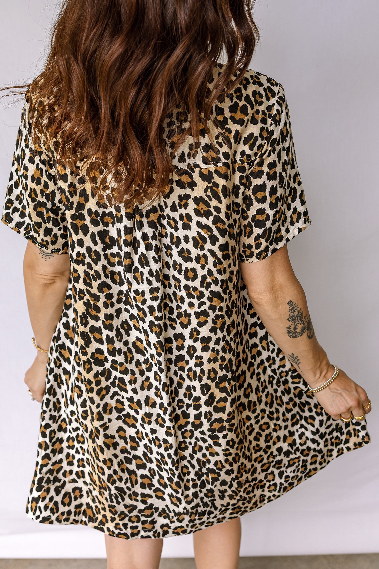 Minivestido de leopardo suelto de manga corta