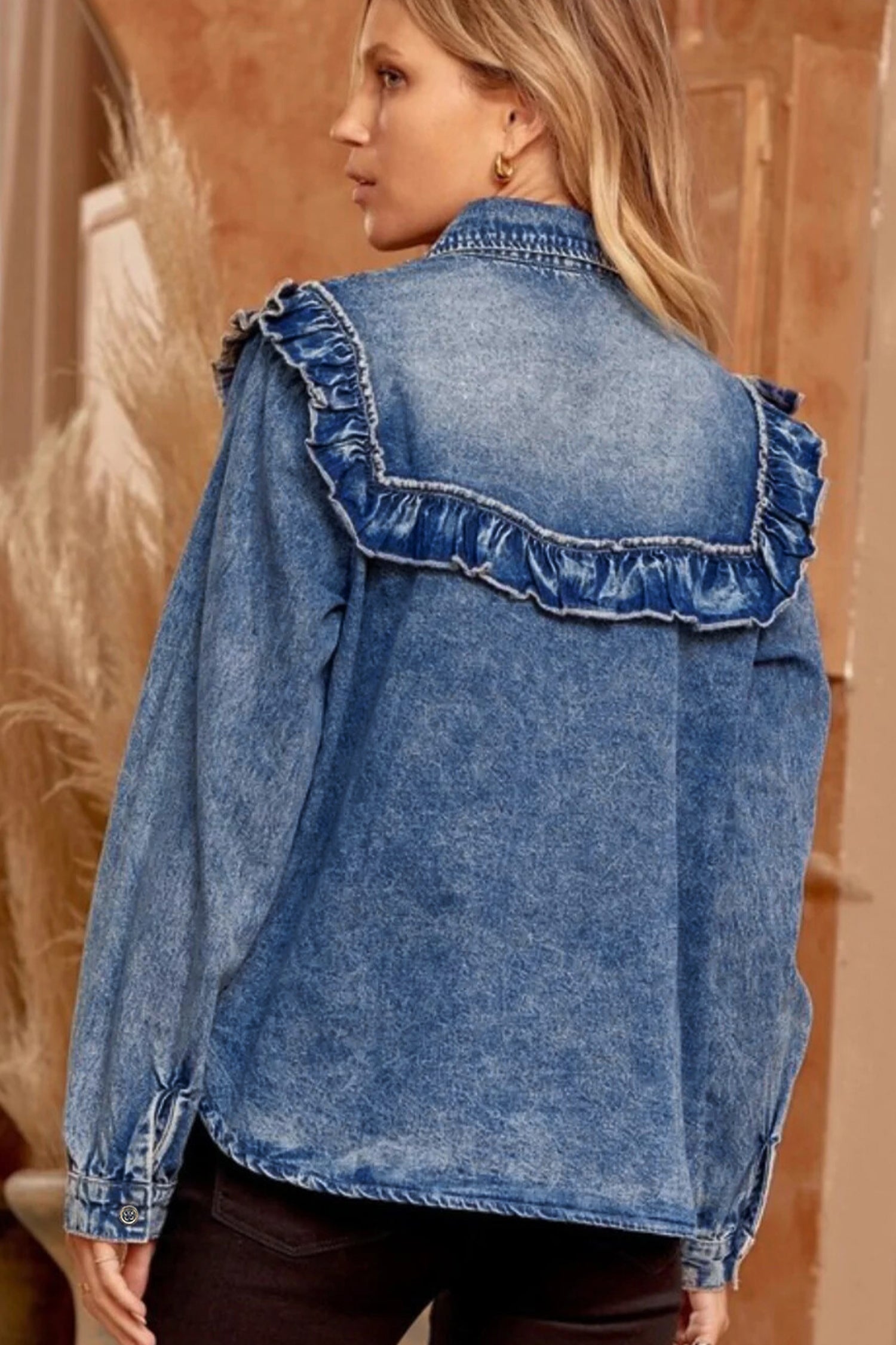 Camisa con botones y detalle de volantes