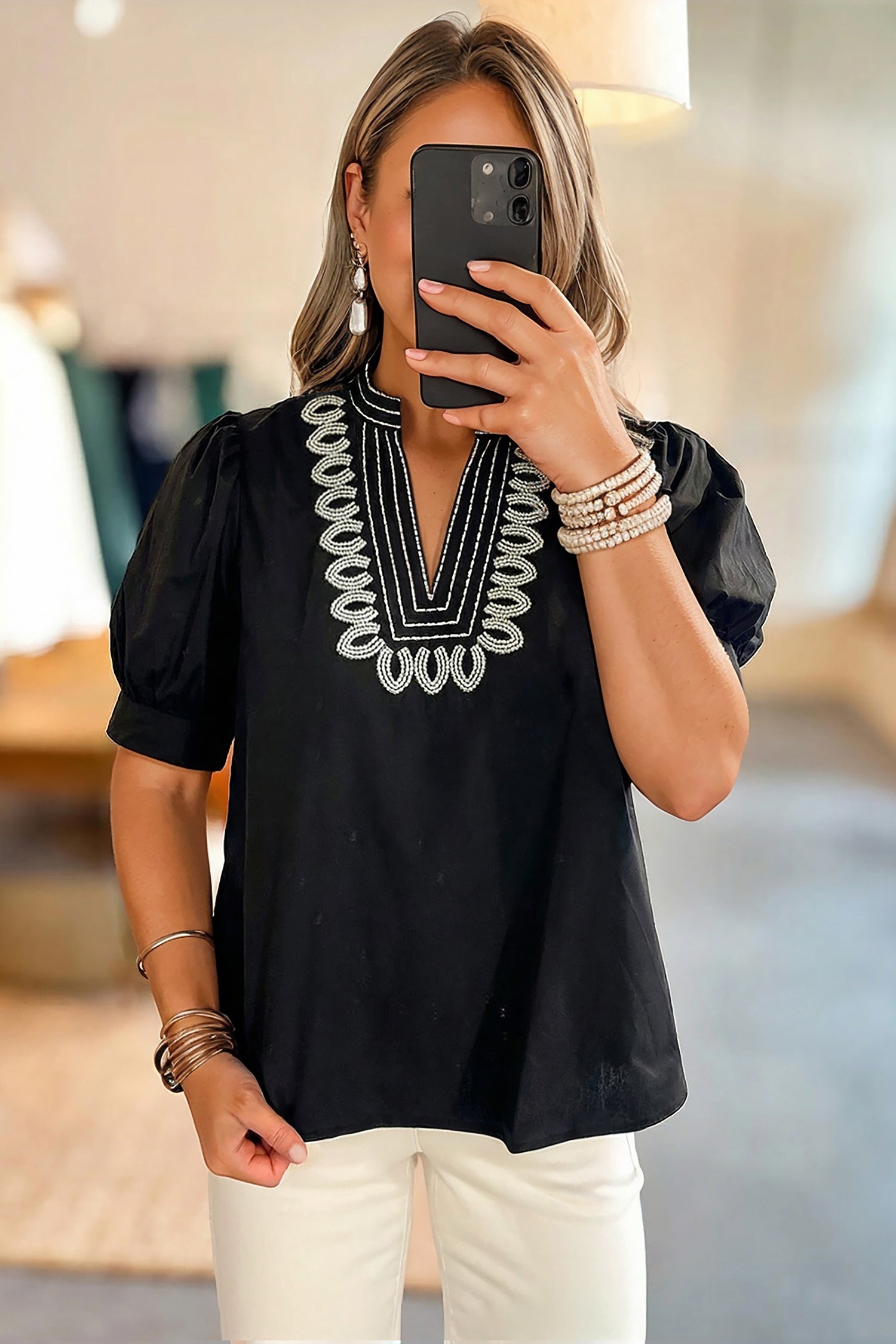 Blusa negra con cuello en V