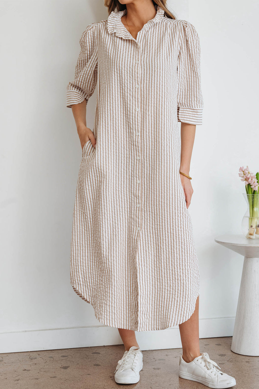 Vestido largo camisa de media manga con cuello con volantes a rayas caqui