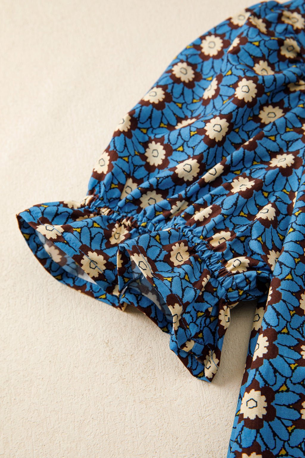 Blusa manga corta abullonada con detalle plisado