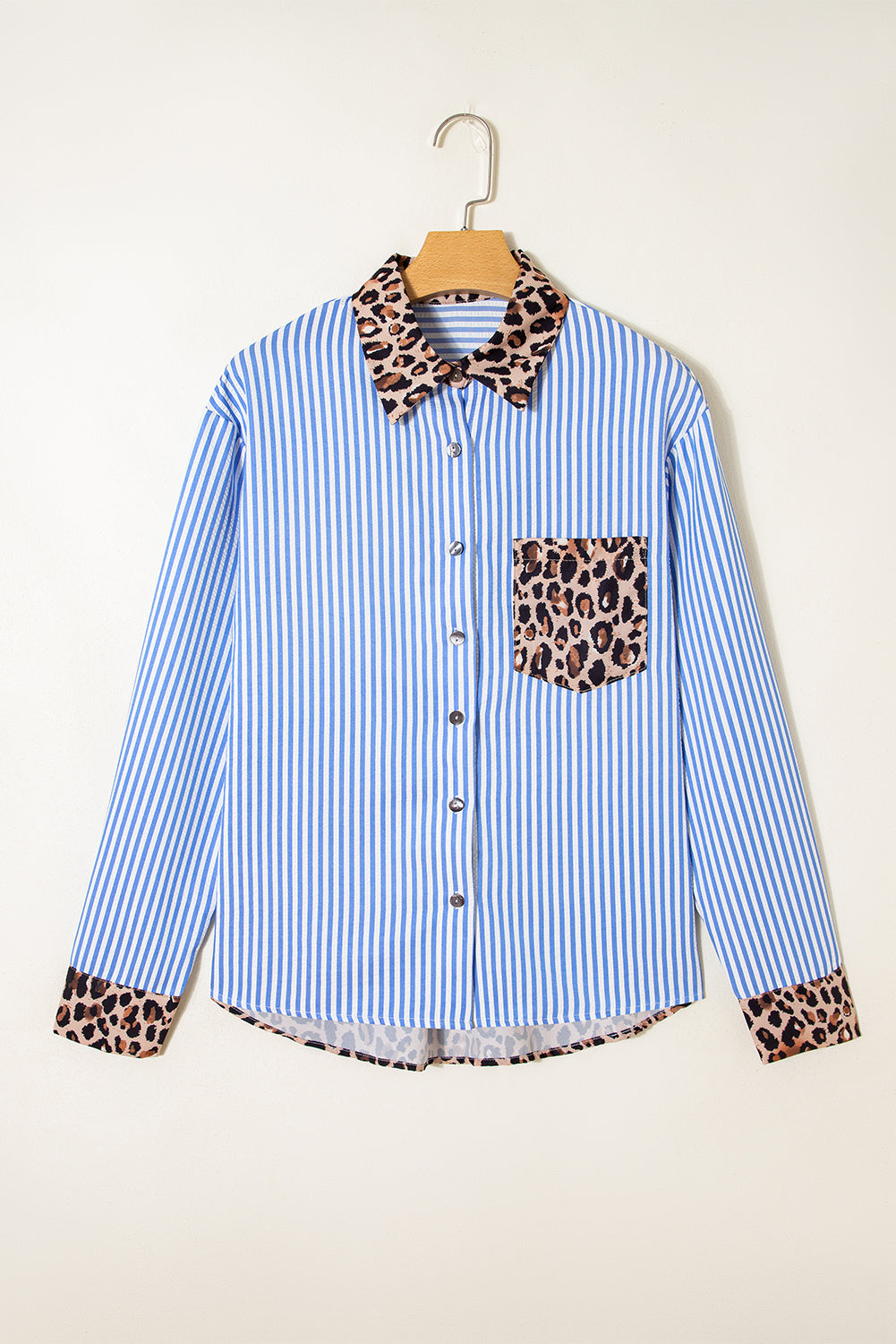 Botón de mosaico de leopardo a rayas azul cielo camisa para mujeres