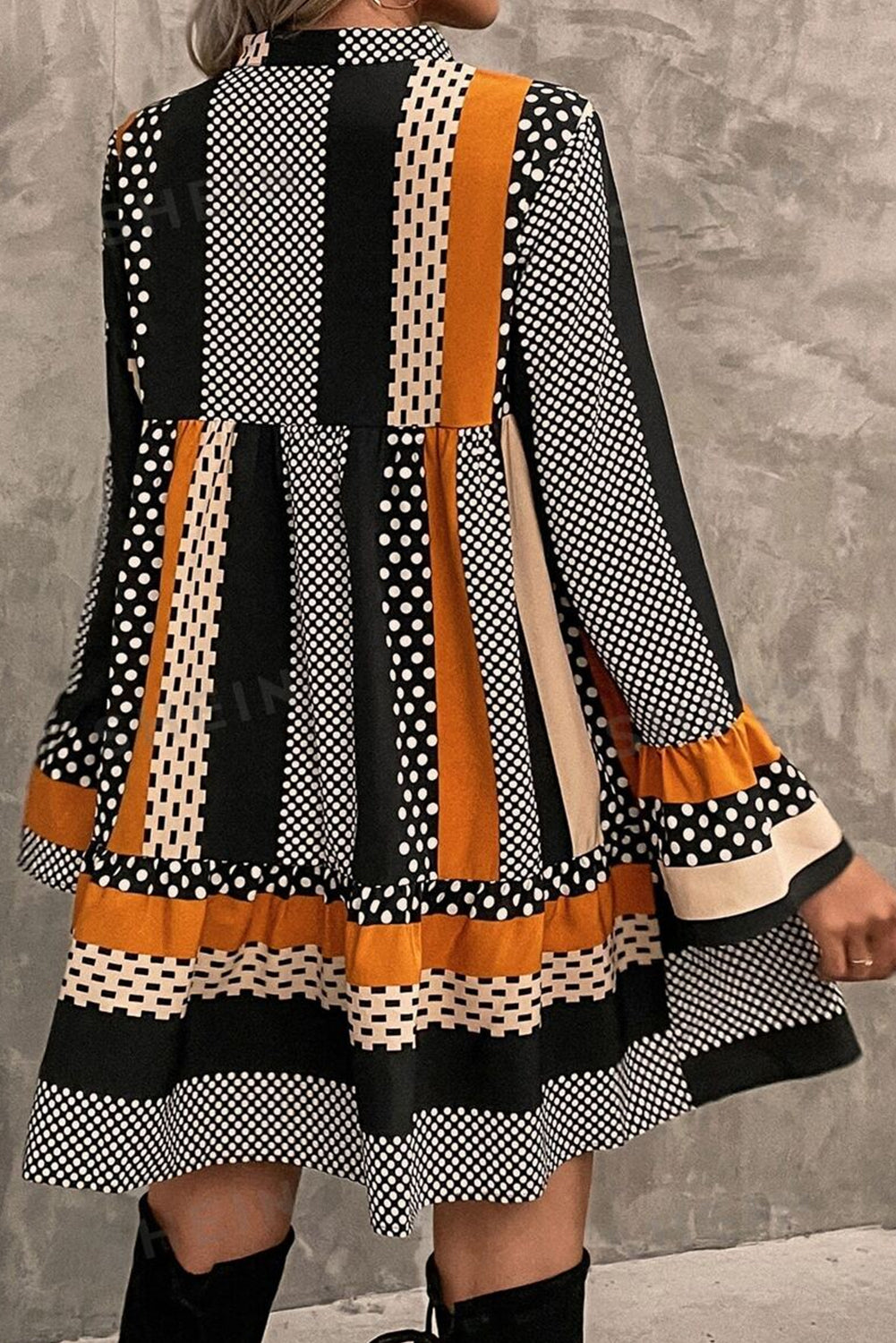 Minivestido con cuello en V y dobladillo